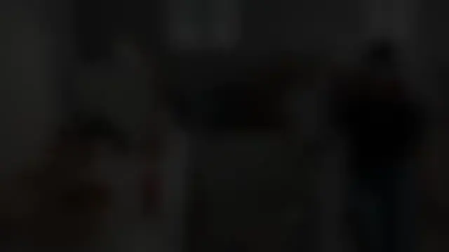 헤드셋과 컨트롤러로 로봇을 조종하며 학습 데이터를 수집하는 모습