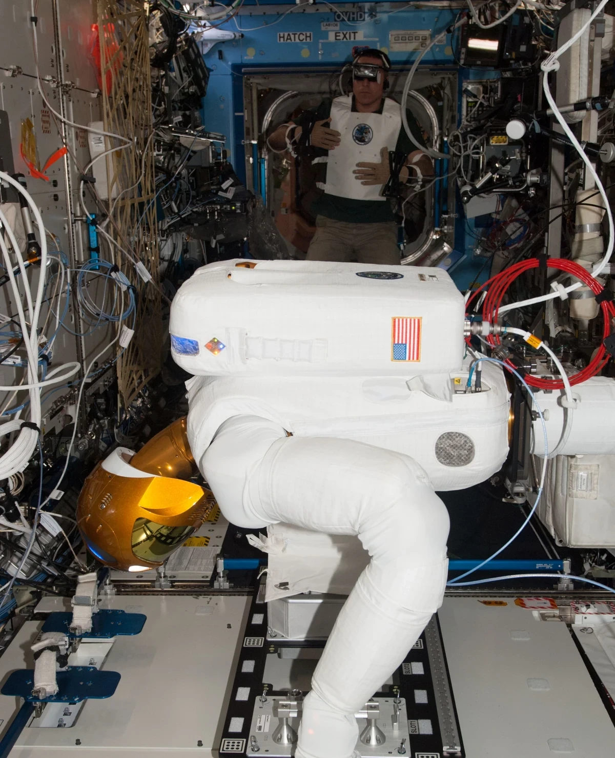 国際宇宙ステーションでロボノート2のハードウェアを扱う宇宙飛行士