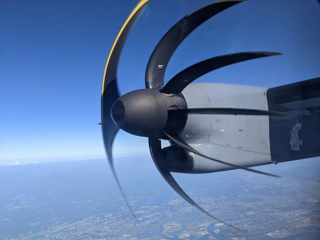 回転する飛行機のプロペラブレードは、ロールシャッターロウタイミングによって曲がっています