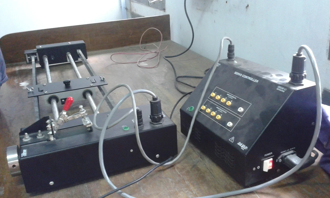 サーボモーターレール負荷とコントローラは、繰り返し可能なシステム識別試験のために手配されました