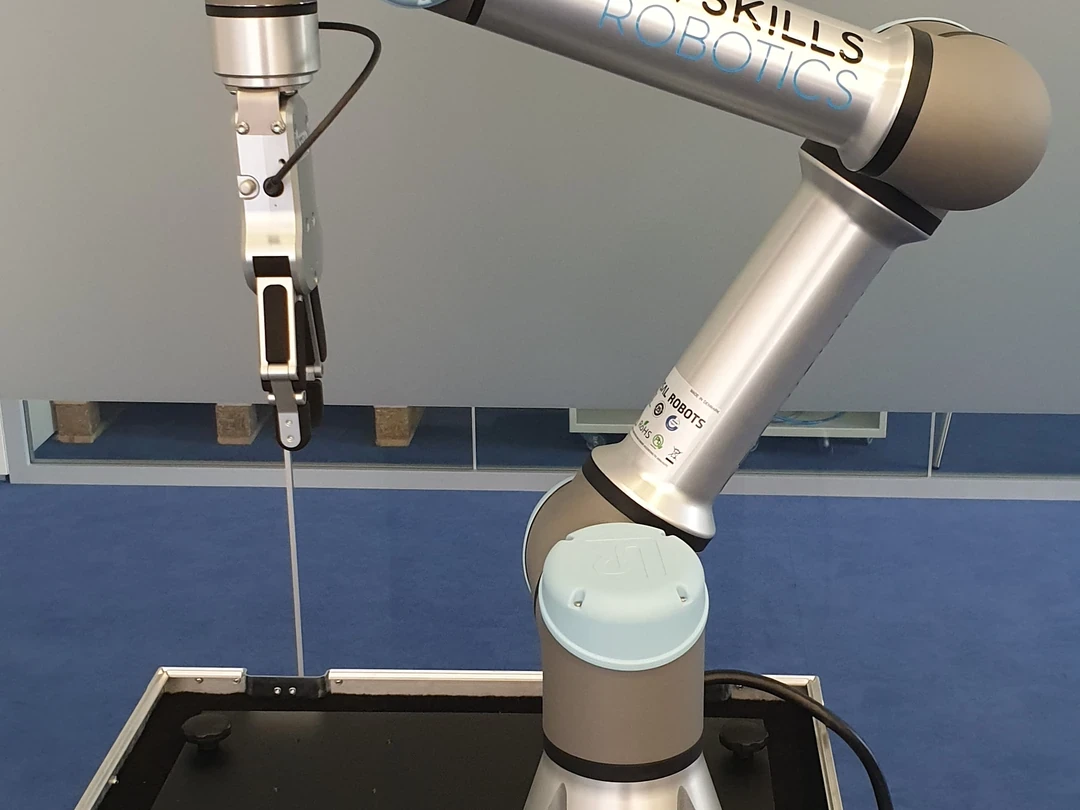 Universal Robots UR5 作業台横に設置されたエンドエフェクターを備えた協働ロボット