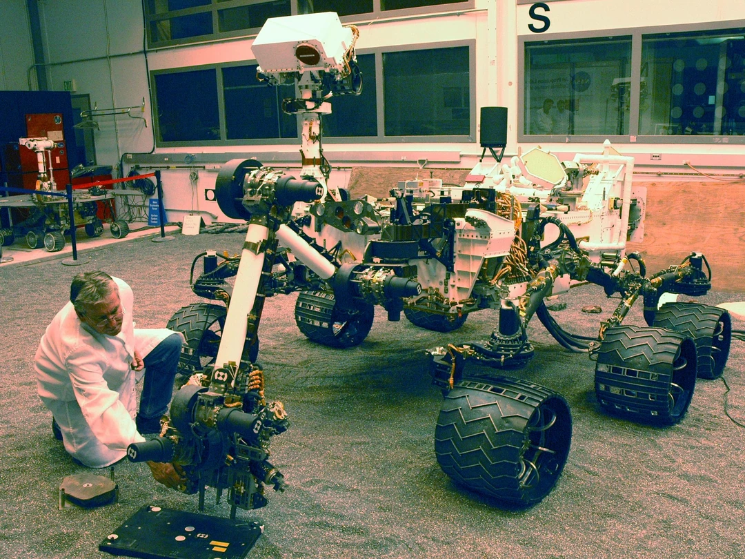NASA JPL 실험실에서 기술자가 Curiosity 시험 로버의 로봇 팔을 점검하는 장면