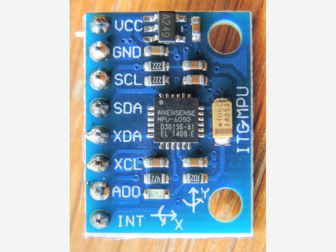 MPU-6050 칩과 전원 I2C 핀 축 방향 표시가 보이는 GY-521 IMU 모듈 실제 사진