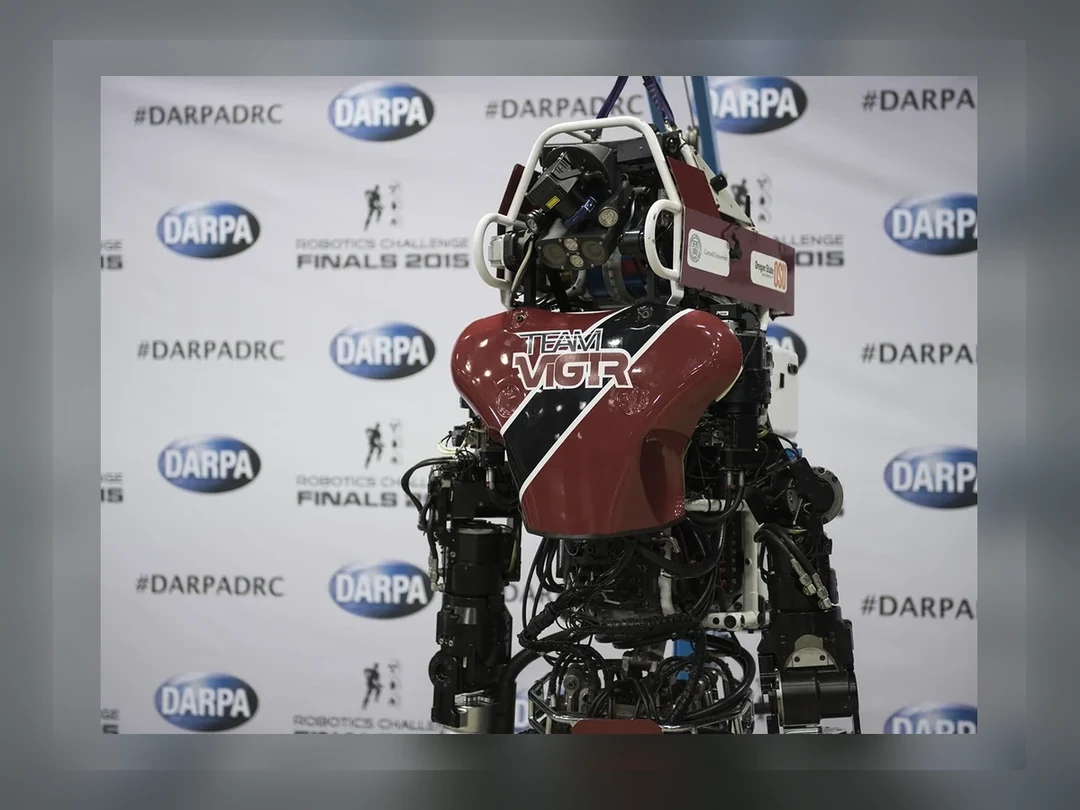 DARPA Robotics Challenge会場に立つViGIRヒューマノイド