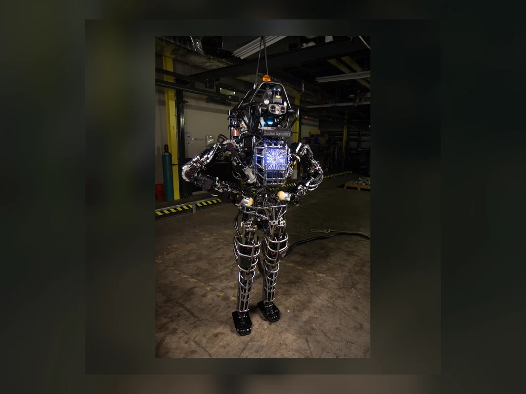 站在测试设施中的早期液压版 Boston Dynamics Atlas