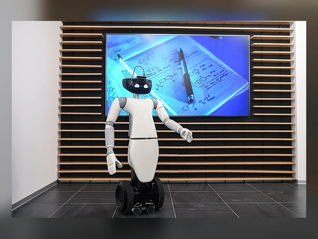 CRIS研究室の「R1 humanoid robot」研究プロジェクト