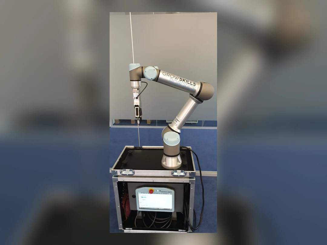 人と共有する作業空間に設置された協働ロボットアーム