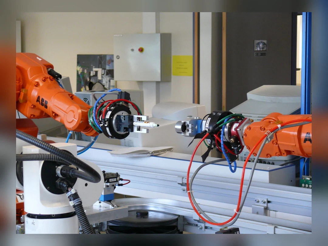 産業現場に設置されたオレンジ色のABBロボットアーム