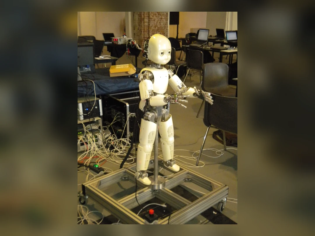 支持フレームに取り付けられた全身型iCubヒューマノイドロボット