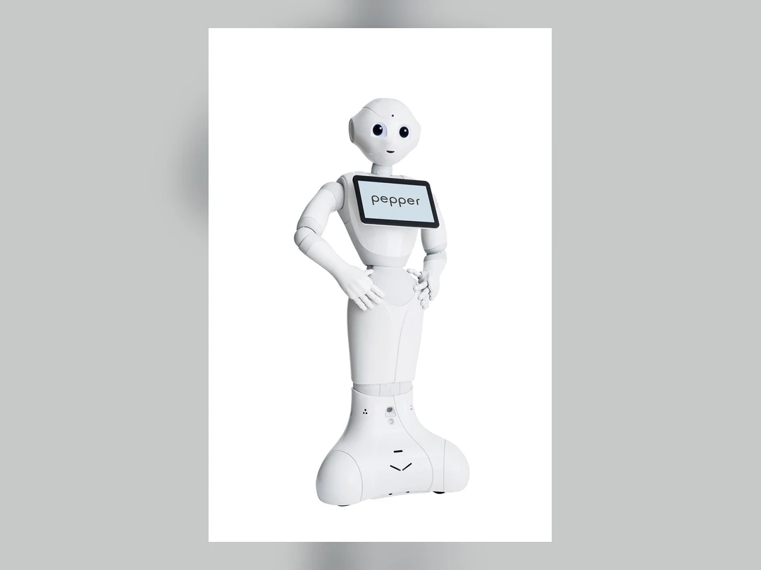 白いソーシャルロボットPepperの全身写真