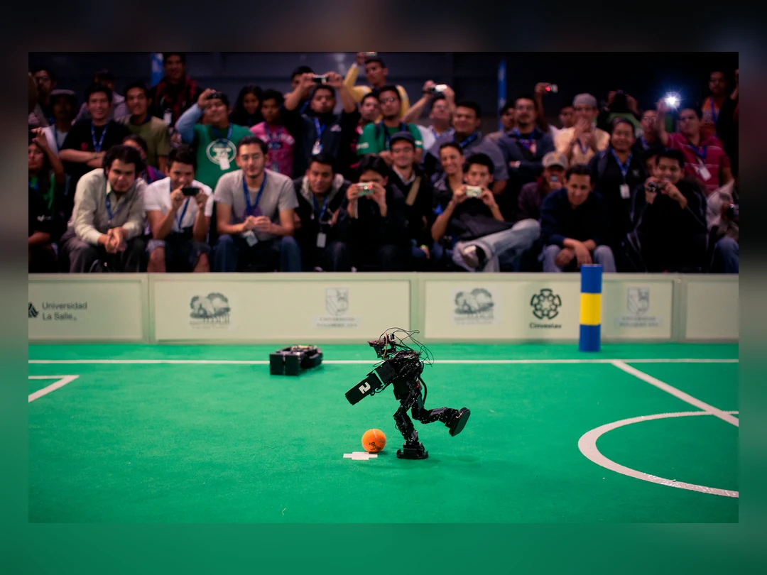 RoboCup 경기장에서 축구 페널티킥을 준비하는 휴머노이드 로봇