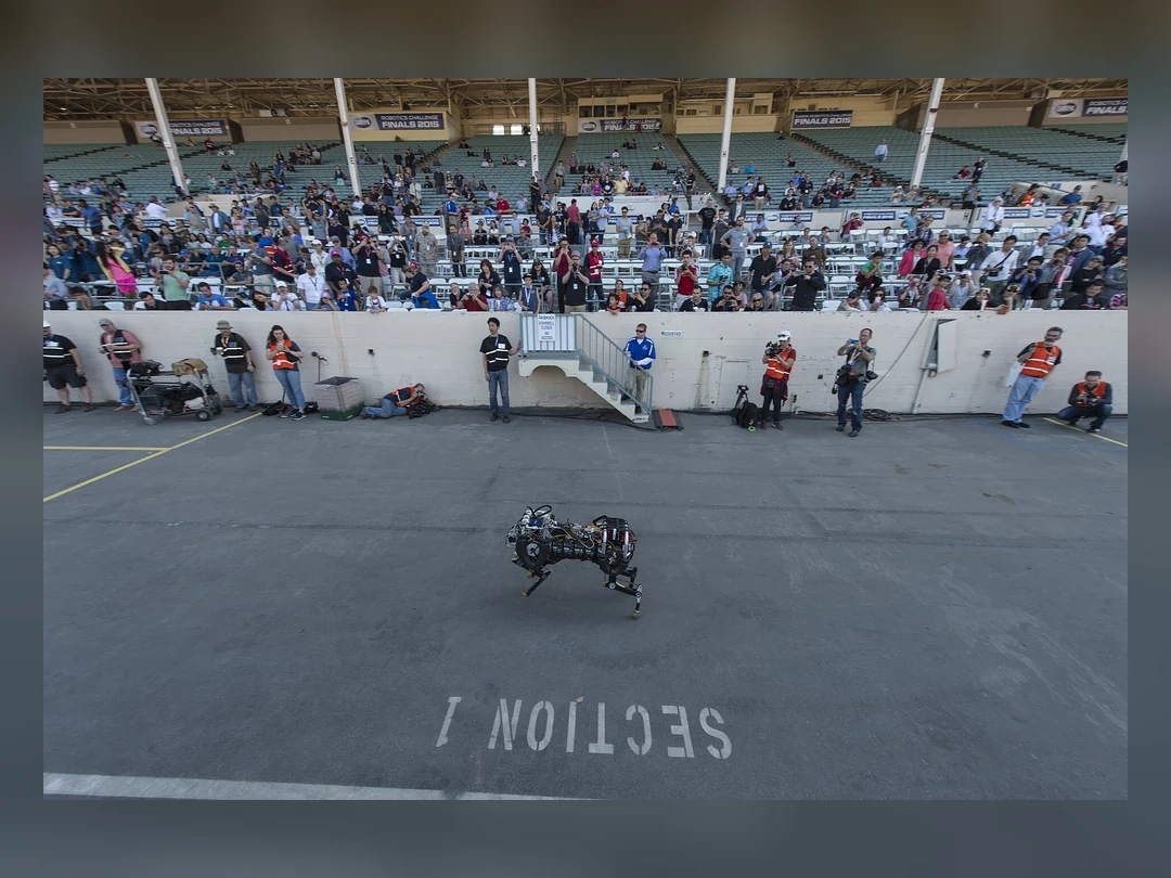 DARPA Robotics Challenge 행사장에서 달리는 MIT Cheetah 사족보행 로봇