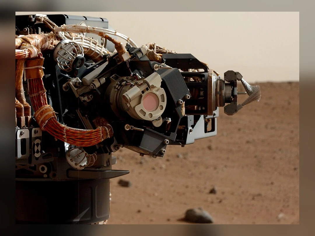 Curiosity 로봇 팔 끝에 장착된 MAHLI 카메라