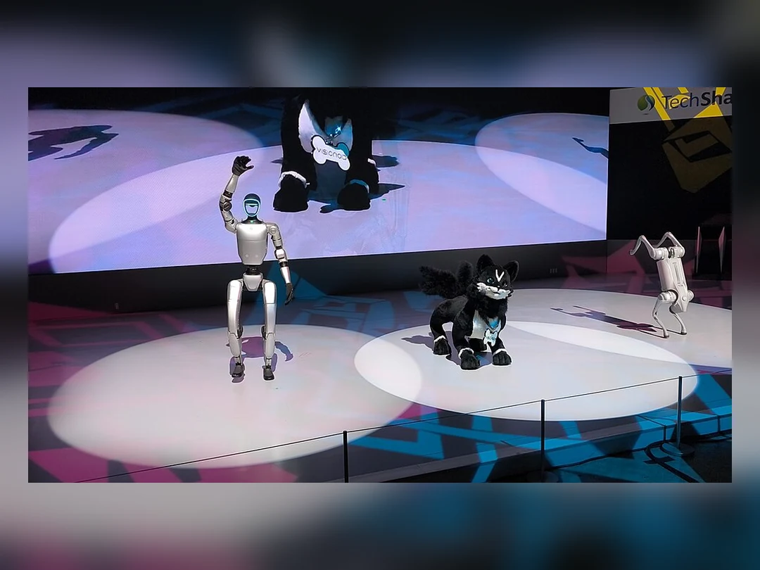 Japan Mobility Show 무대에 선 Unitree G1, VISIONOID FOX와 Unitree Go2
