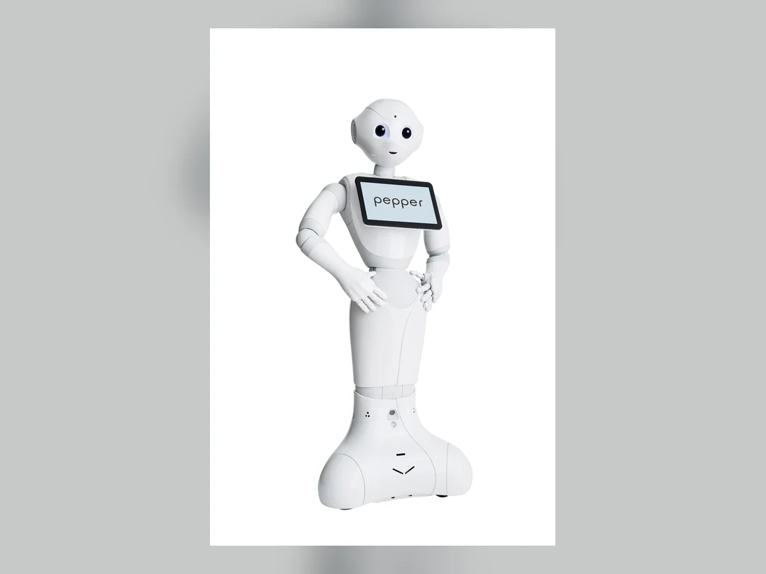 白色 Pepper 社交機器人的全身產品照片