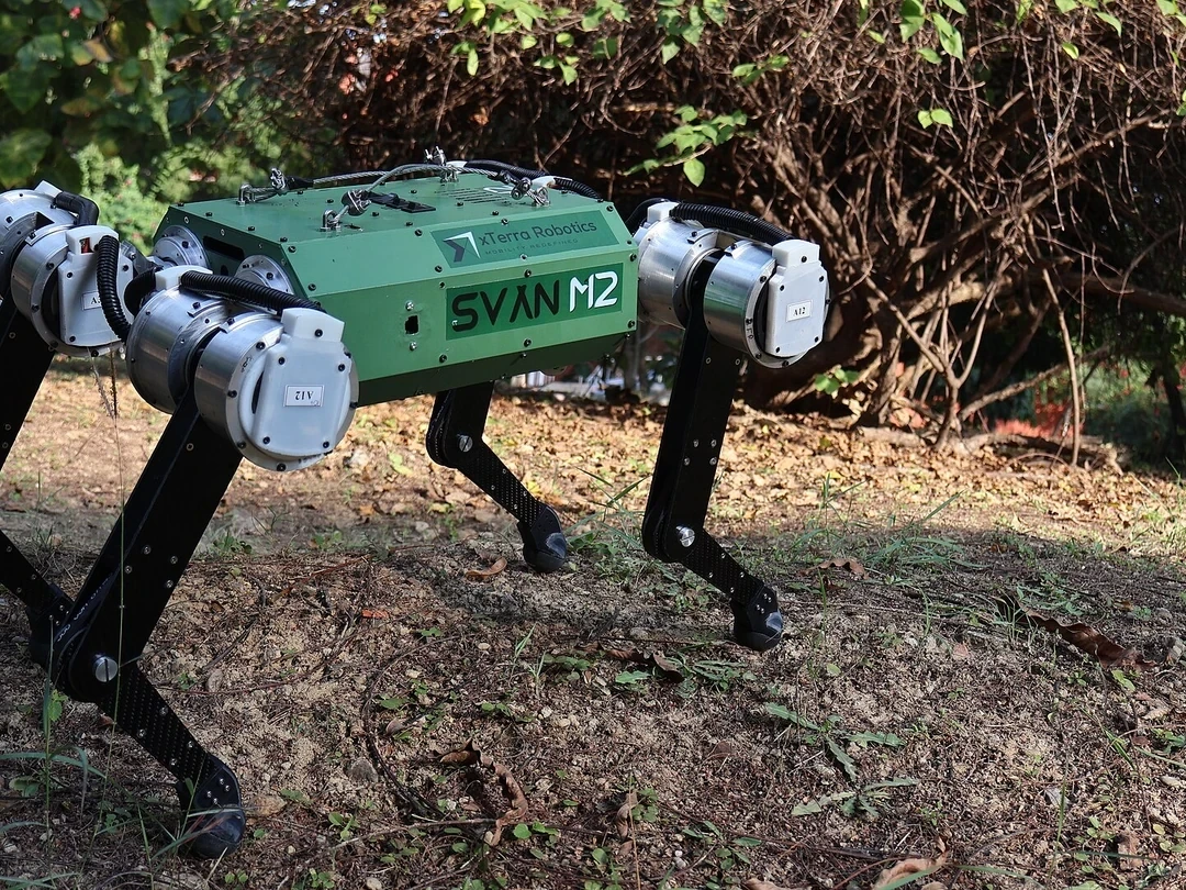 完整的 Svan M2 四足機器人站在地板上