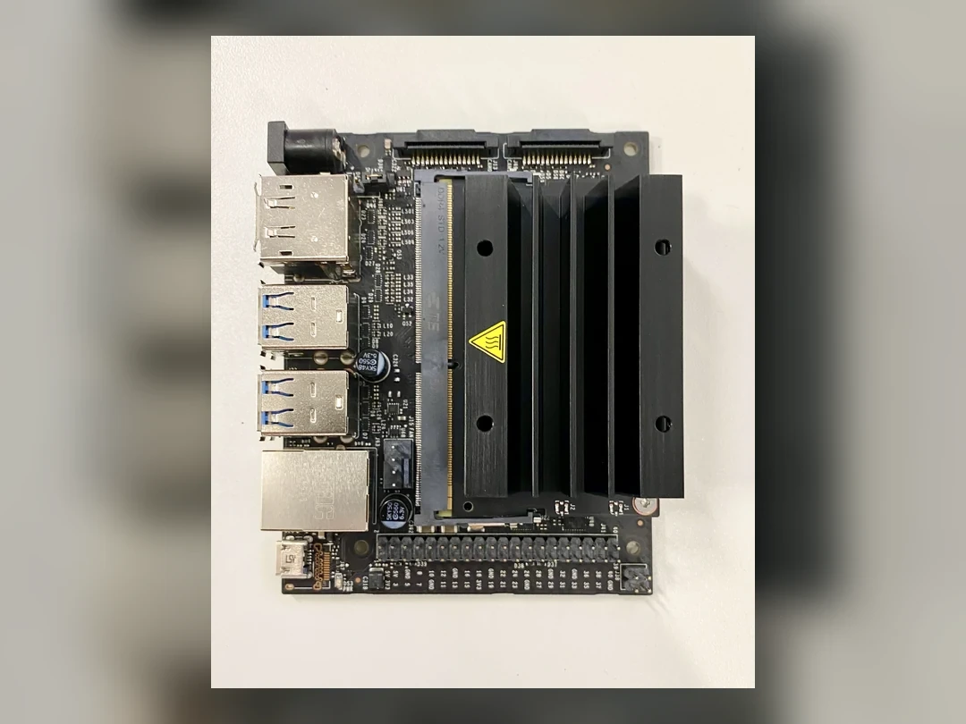 可見散熱片和介面的 NVIDIA Jetson Nano 開發板