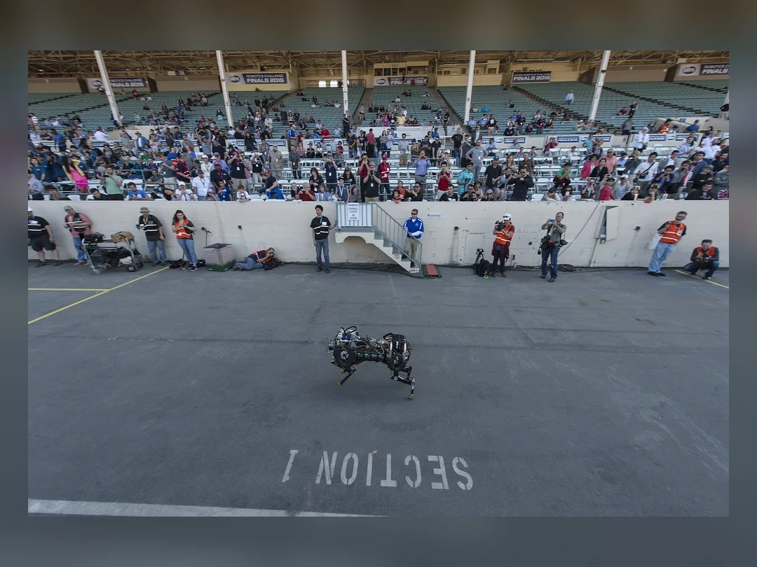 在 DARPA Robotics Challenge 場地奔跑的 MIT Cheetah 四足機器人