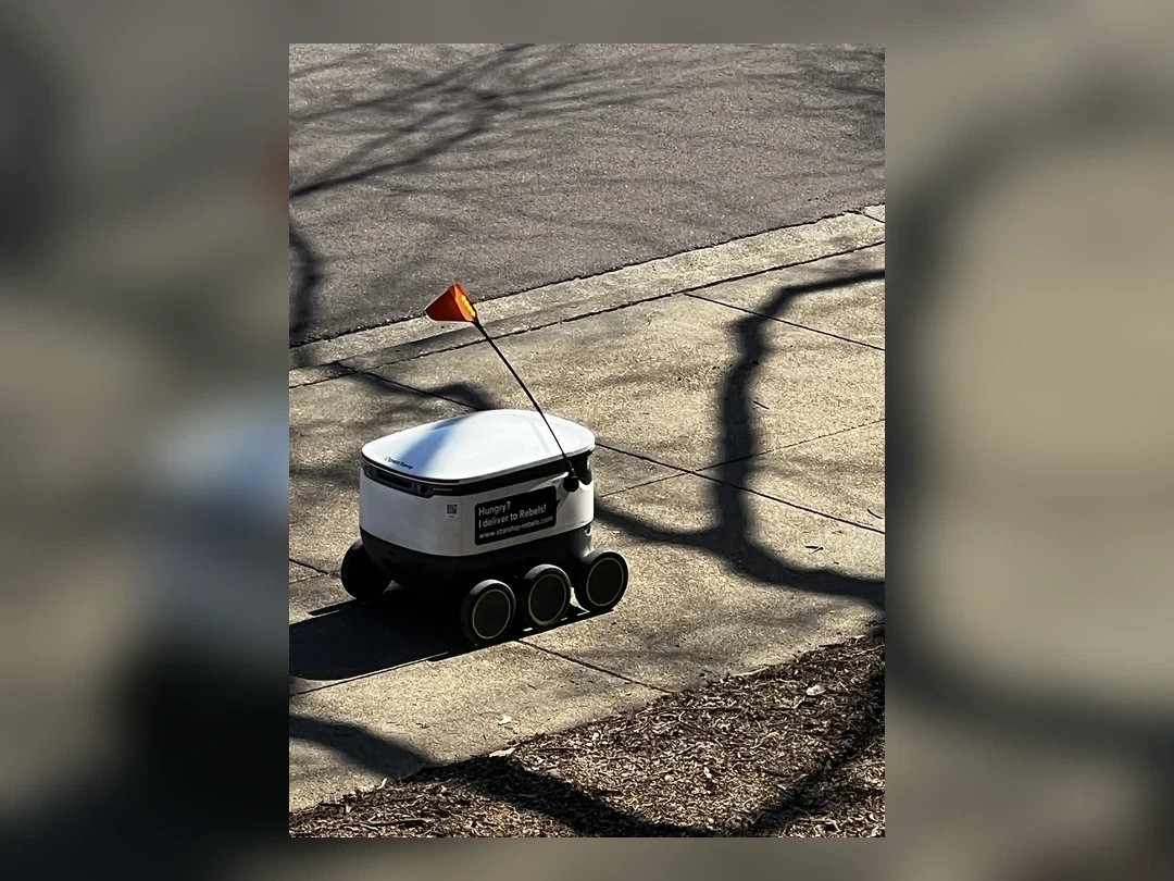 行駛在美國大學校園人行道上的 Starship 配送機器人