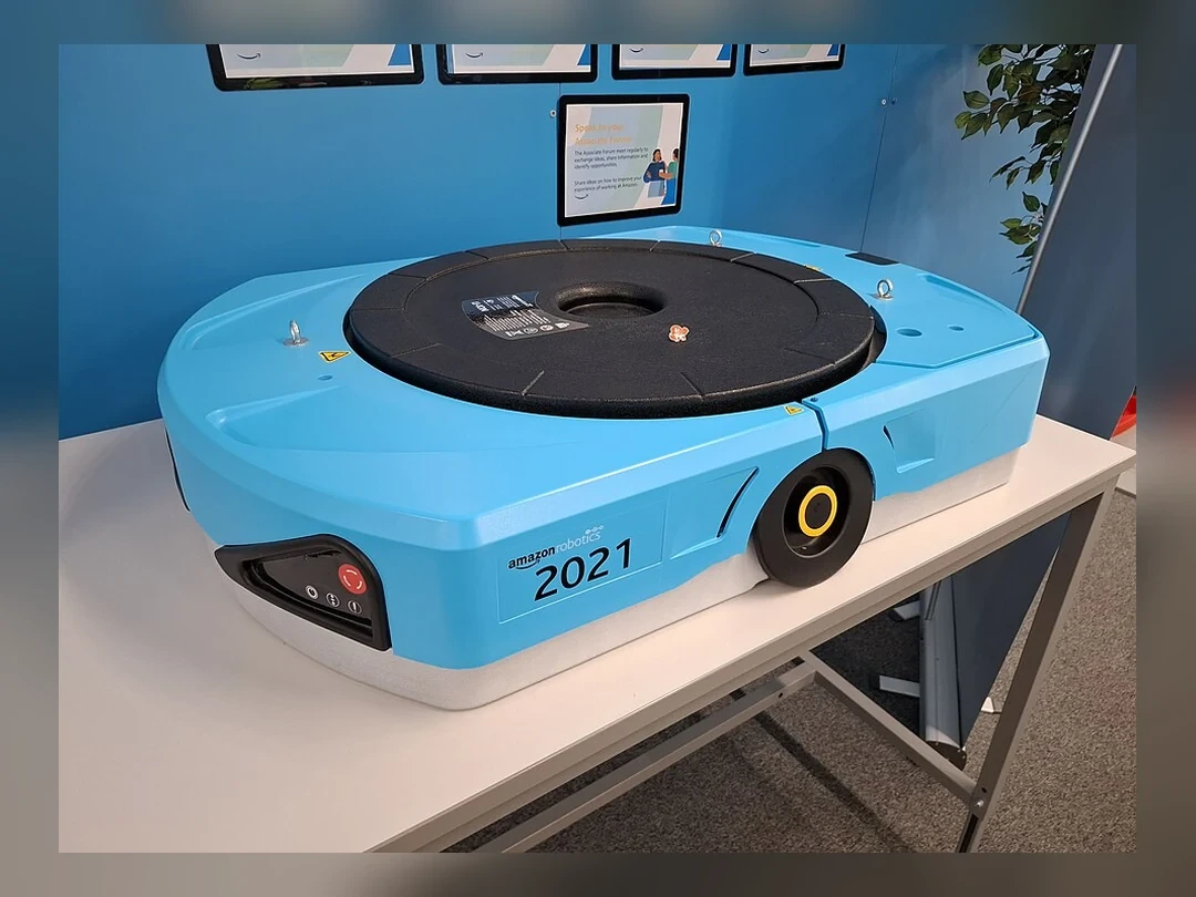 Amazon 斯溫登履約中心內的移動驅動機器人