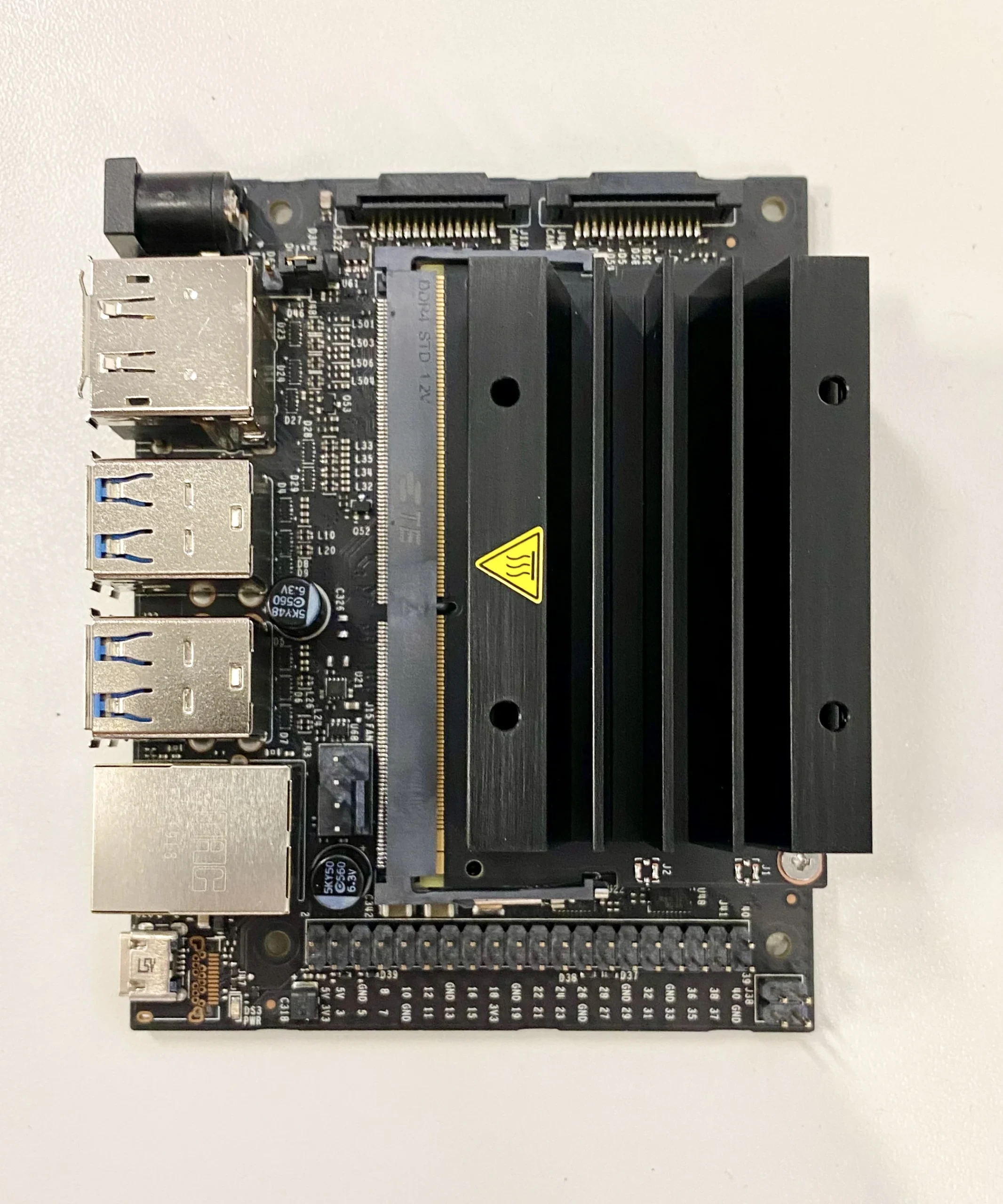 NVIDIA Jetson Nano 開發板,配備散熱器儲存槽和外設聯結器