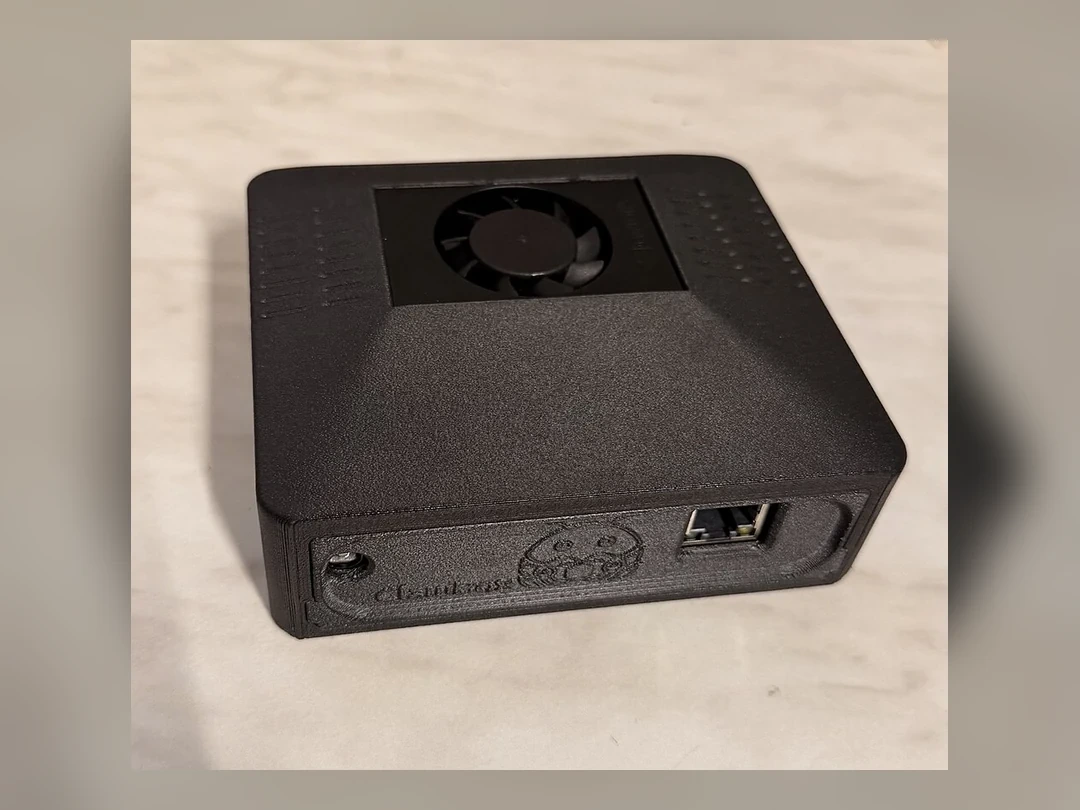 搭載 NVIDIA Jetson Orin Nano 的 ClawBox 裝置頂檢視與散熱風扇