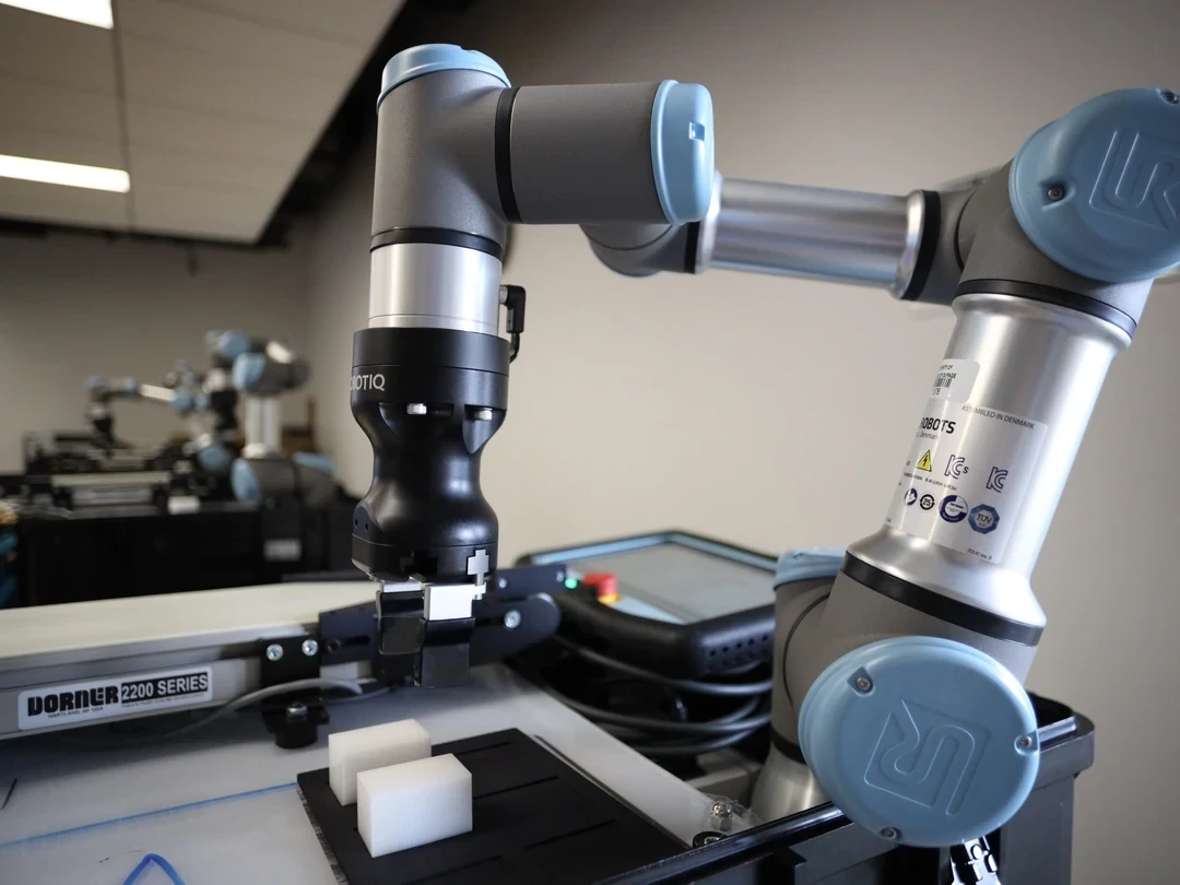 Universal Robots 協作機器人及末端效應器，位於製造培訓示範區