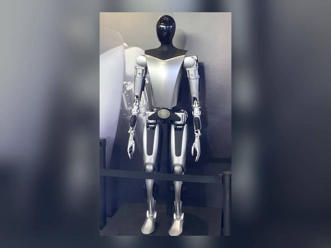 早期公開展示的 Optimus 硬體