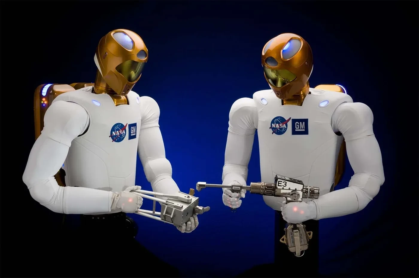 兩台 NASA Robonaut 2 上半身人形機器人手持工具