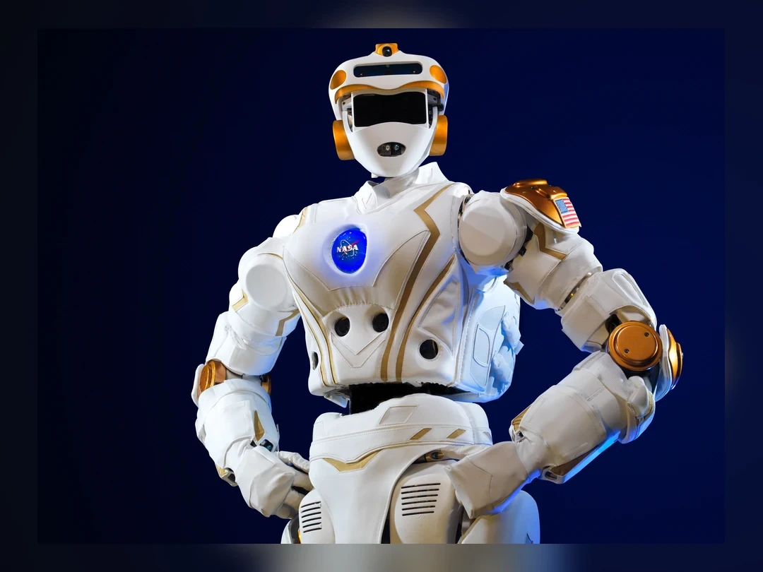 在深色背景前擺姿勢的 NASA Valkyrie 人形機器人