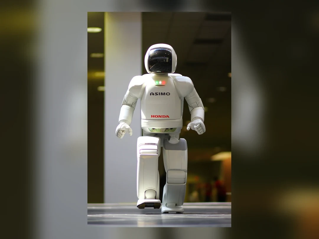 站在工廠環境中的 Honda ASIMO 人形機器人