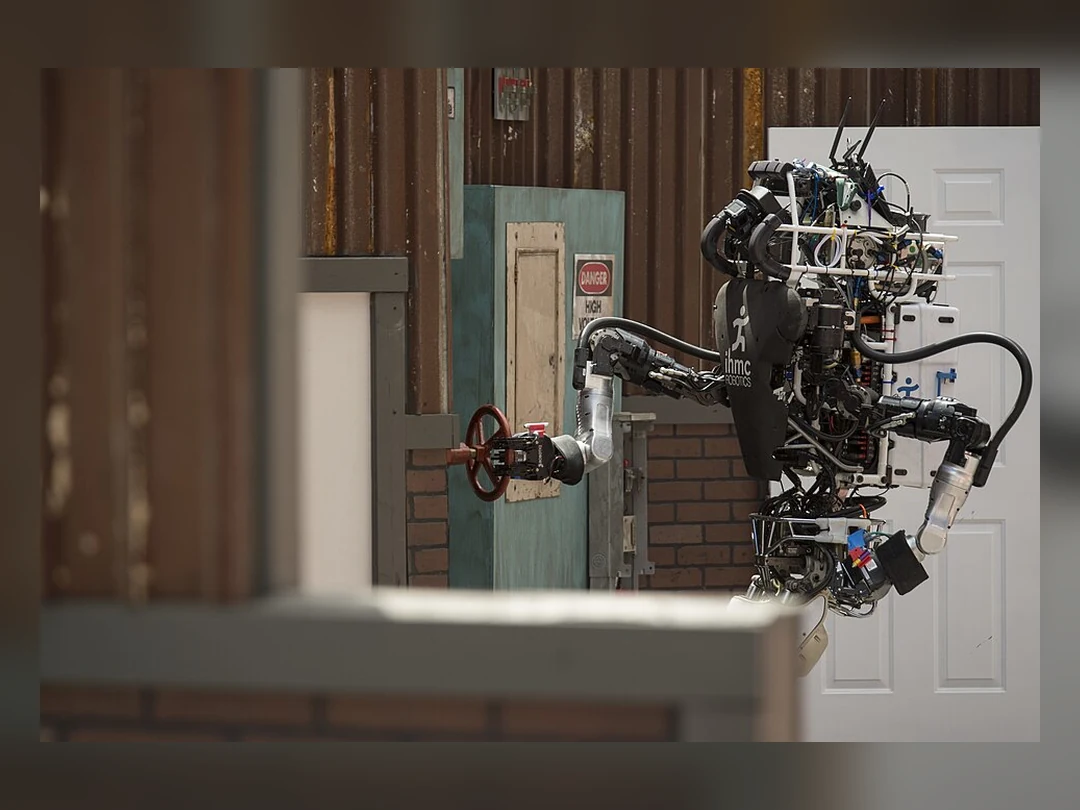 在DARPA Robotics Challenge中转动阀门的IHMC机器人