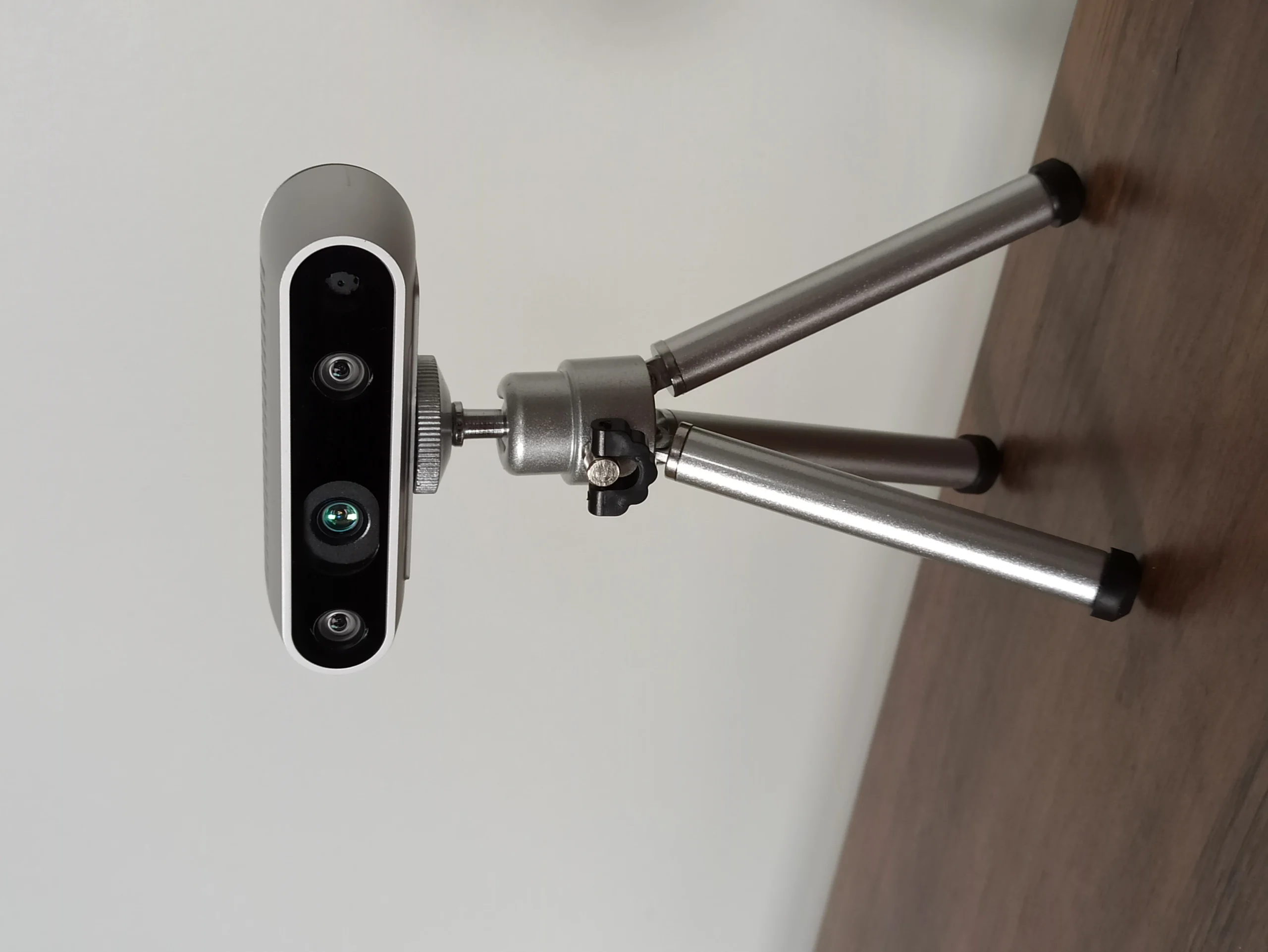 RealSense D435立体深度摄像头安装在小型三脚架上