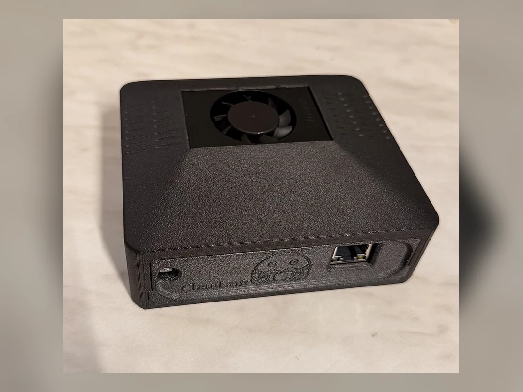 搭载NVIDIA Jetson Orin Nano的ClawBox设备顶视图与散热风扇